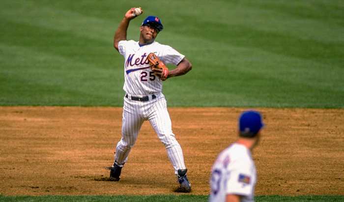 Bobby Bonilla making a throw from the infield while playing for the Mets